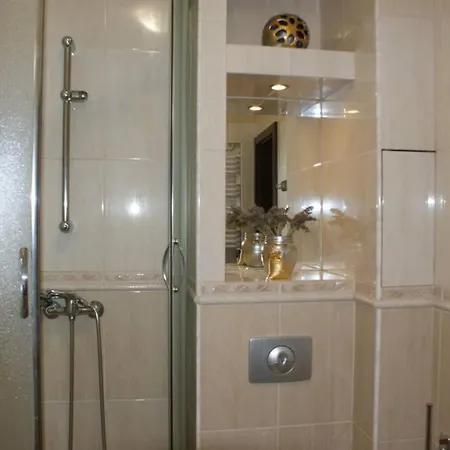 Center- Large With National Musee View *